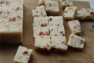 萝卜糕凉透之后，切成片状，我喜欢煎的表皮焦脆的萝卜糕。