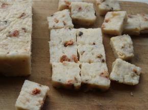 萝卜糕凉透之后，切成片状，我喜欢煎的表皮焦脆的萝卜糕。