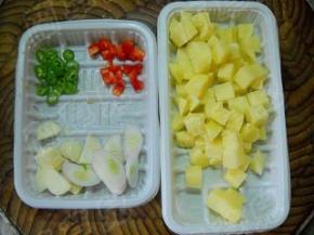 土豆、蒜瓣、青红椒分别洗净、切好备用。