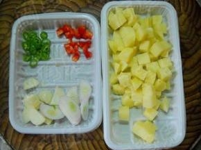 土豆、蒜瓣、青红椒分别洗净、切好备用。