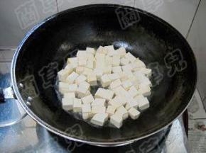 豆腐切小块，锅中油热，倒入豆腐。