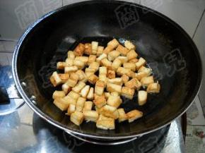 煎至几面焦黄盛起备用。