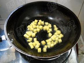 锅中还有余油，将土豆倒入，煎至透明状。