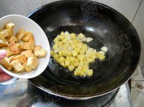 倒入豆腐，炒匀。