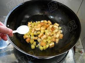 加入盐，炒匀。