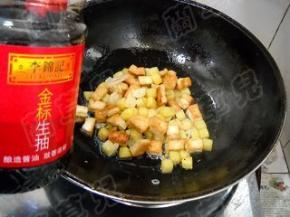 淋入生抽，炒匀。