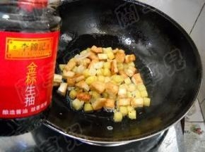 淋入生抽，炒匀。