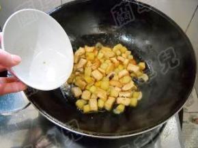 加入适量冷水，稍煮5分钟。