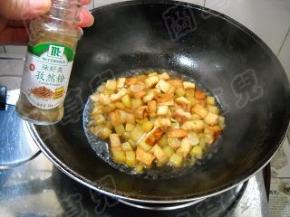 加入孜然粉，炒匀。