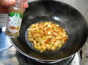 加入孜然粉，炒匀。
