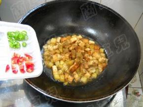 倒入青红椒，炒至断生。