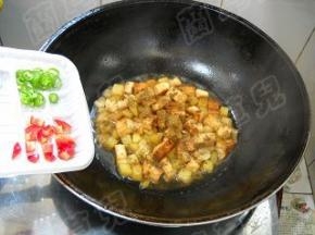 倒入青红椒，炒至断生。