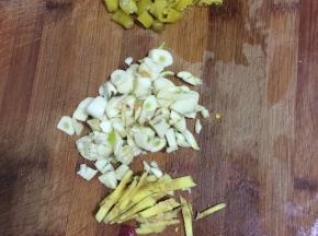 蒜瓣剁碎，生姜切成条，干辣椒切成段儿备用。