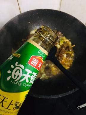 放入一勺蚝油翻炒均匀。