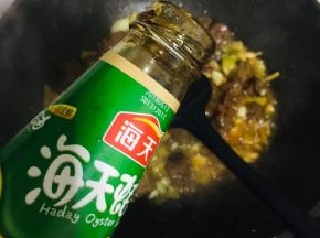 放入一勺蚝油翻炒均匀。