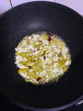 起锅烧油，油热了加入蒜瓣，生姜，花椒，干辣椒，泡椒爆出香味儿。