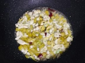 起锅烧油，油热了加入蒜瓣，生姜，花椒，干辣椒，泡椒爆出香味儿。