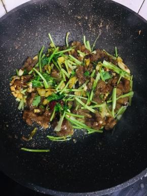 起锅前加入香菜杆和鸡精翻炒均匀即可。