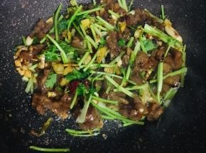 起锅前加入香菜杆和鸡精翻炒均匀即可。