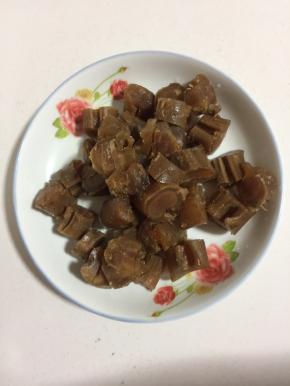 牛鞭先切成段，再切成花刀备用。（也可以随自己喜欢切成片也可以哦！）