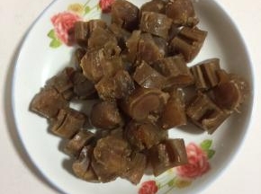 牛鞭先切成段，再切成花刀备用。（也可以随自己喜欢切成片也可以哦！）