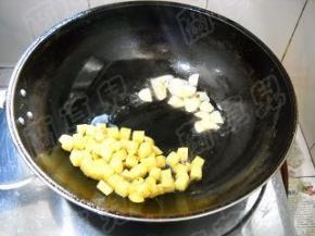 土豆拨一边，爆香蒜瓣，炒匀。
