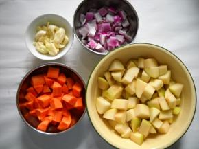 准备好配料，洗净切好。