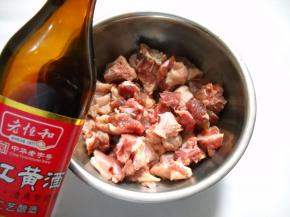 两只。提前剔净绒毛洗净，剁小块；淋入料酒，拌匀。