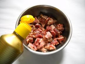 加入生抽，充分拌匀，入冰箱腌制一晚上。