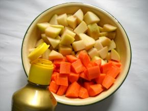 土豆和胡萝卜倒入大碗中。淋入生抽，簸匀后腌制半小时。