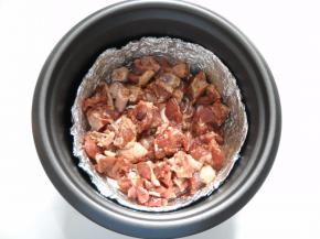 电饭煲（锅）底部铺上锡纸（可以忽略），倒入腌好的鸭腿。