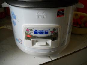 盖盖；按下煮饭档，进行焖煮。