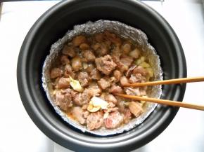 按键跳起，揭盖，将鸭肉翻拌一下。