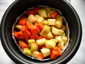 倒入腌制过的土豆和胡萝卜，码放均匀；加盖；继续按下煮饭档焖煮。