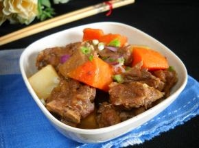 焖煮好的鸭肉酥烂滋味足。