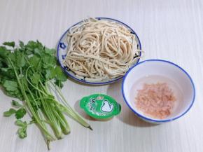准备食材，我买的是袋装的干丝，用厚百叶自己切也可以！海米冷水泡10分钟！
