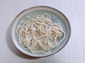 将干丝冷水冲洗两遍，再捞出淋干水分！
