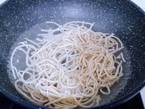 锅中加入水烧开，下干丝煮30秒立即捞出！