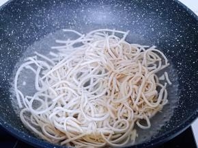 锅中加入水烧开，下干丝煮30秒立即捞出！