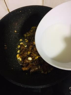 淋入适量的水淀粉勾芡。（一勺玉米淀粉加入适量的水搅拌均匀调成水淀粉。）