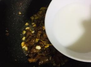 淋入适量的水淀粉勾芡。（一勺玉米淀粉加入适量的水搅拌均匀调成水淀粉。）