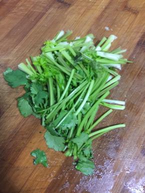 香菜切成段儿备用。（只要香菜杆就可以了！尽量不要香菜叶子。）