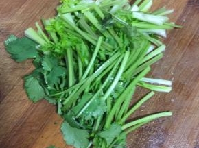 香菜切成段儿备用。（只要香菜杆就可以了！尽量不要香菜叶子。）