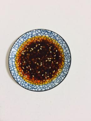 蒸小笼包的时候，我们来调一下料汁儿：
一勺辣椒油，一勺陈醋，放入适量的香油搅拌均匀调成料汁儿，拿来蘸小笼包吃，特别的美味哦。