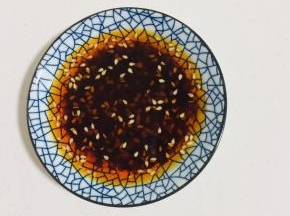 蒸小笼包的时候，我们来调一下料汁儿：
一勺辣椒油，一勺陈醋，放入适量的香油搅拌均匀调成料汁儿，拿来蘸小笼包吃，特别的美味哦。