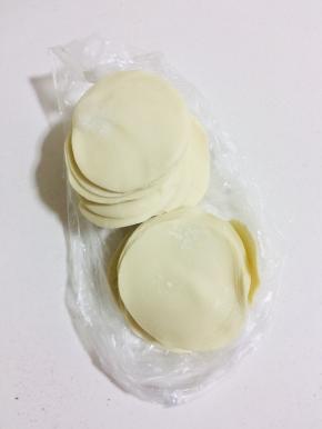 今天偷懒了一下，直接在压面店买的圆饺子皮来做，简单又方便。