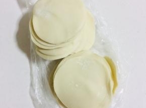 今天偷懒了一下，直接在压面店买的圆饺子皮来做，简单又方便。