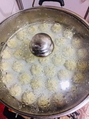 水开后放进蒸锅，大火蒸15分钟即可。