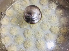 水开后放进蒸锅，大火蒸15分钟即可。