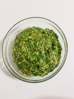 肉馅儿里面加入一勺肉馅儿调料，一勺蚝油，两勺生抽，少许红烧酱油，少许鸡精，适量香油顺时针方向搅拌上劲儿静置10分钟左右。